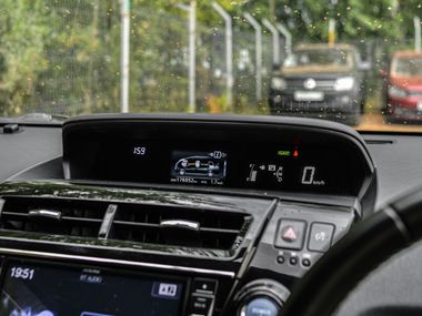 Toyota Prius Alpha 2016 года, 176 943 км - вид 5