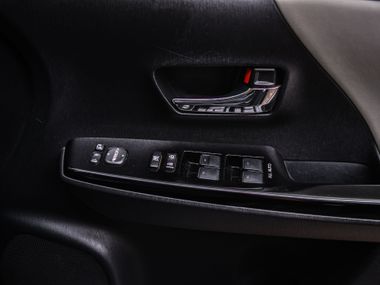 Toyota Prius Alpha 2016 года, 176 943 км - вид 9