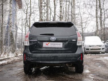 Toyota Prius Alpha 2016 года, 177 000 км - вид 4