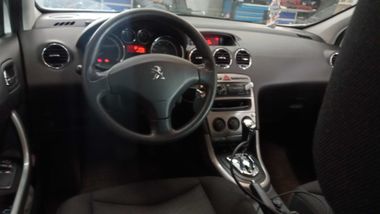 Peugeot 308 2012 года, 147 355 км - вид 5
