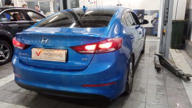 Hyundai Elantra 2018 года, 105 750 км - вид 3