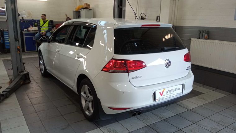 Volkswagen Golf 2013 года, 94 993 км - вид 4