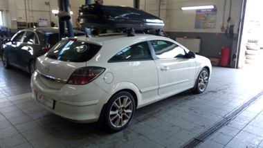 Opel Astra GTC 2010 года, 188 211 км - вид 3