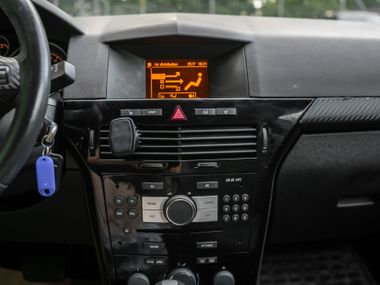 Opel Astra GTC 2010 года, 188 211 км - вид 7