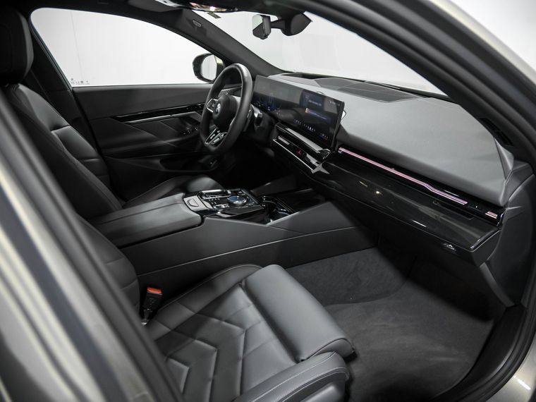 BMW 5 серия 2024 года, 7 844 км - вид 24