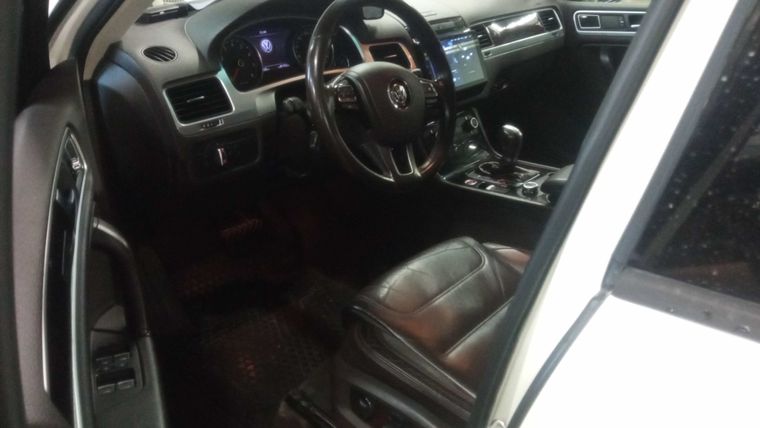 Volkswagen Touareg 2011 года, 129 725 км - вид 5