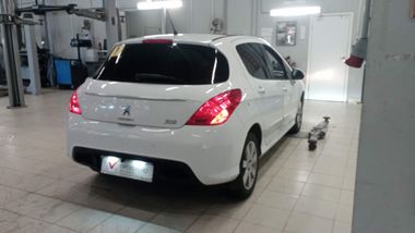 Peugeot 308 2012 года, 187 528 км - вид 3