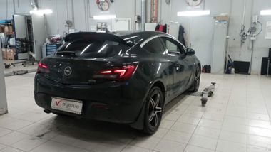 Opel Astra GTC 2012 года, 198 780 км - вид 3
