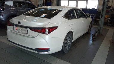 Lexus ES 2021 года, 96 765 км - вид 3