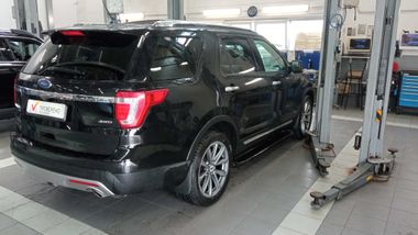 Ford Explorer 2017 года, 139 860 км - вид 3