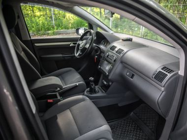 Volkswagen Touran 2011 года, 177 000 км - вид 12