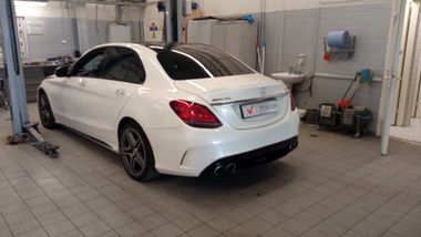 Mercedes-Benz C-класс AMG 2018 года, 98 363 км - вид 4